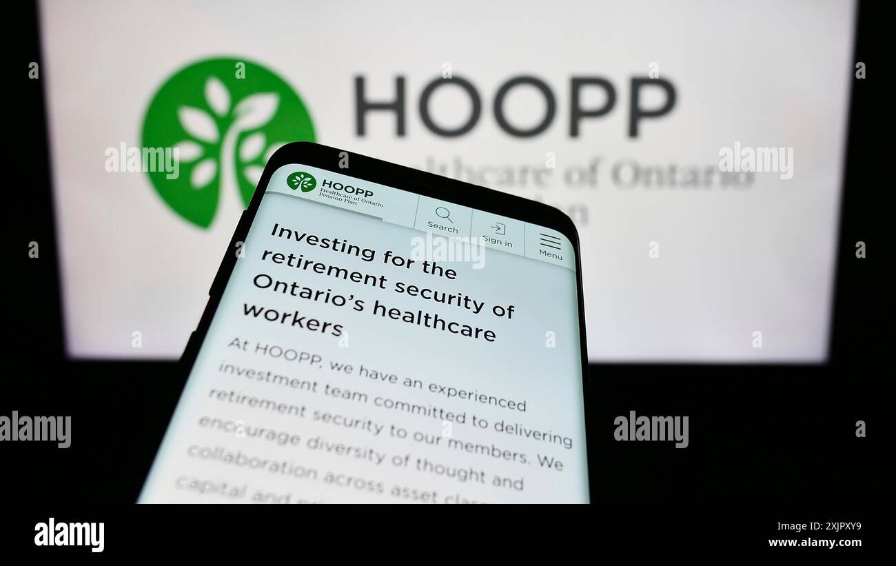 Stoccarda, Germania, 10-16-2023: Telefono cellulare con pagina web di Healthcare of Ontario Pension Plan (HOOPP) davanti al logo aziendale. Concentrati in alto a sinistra Foto Stock