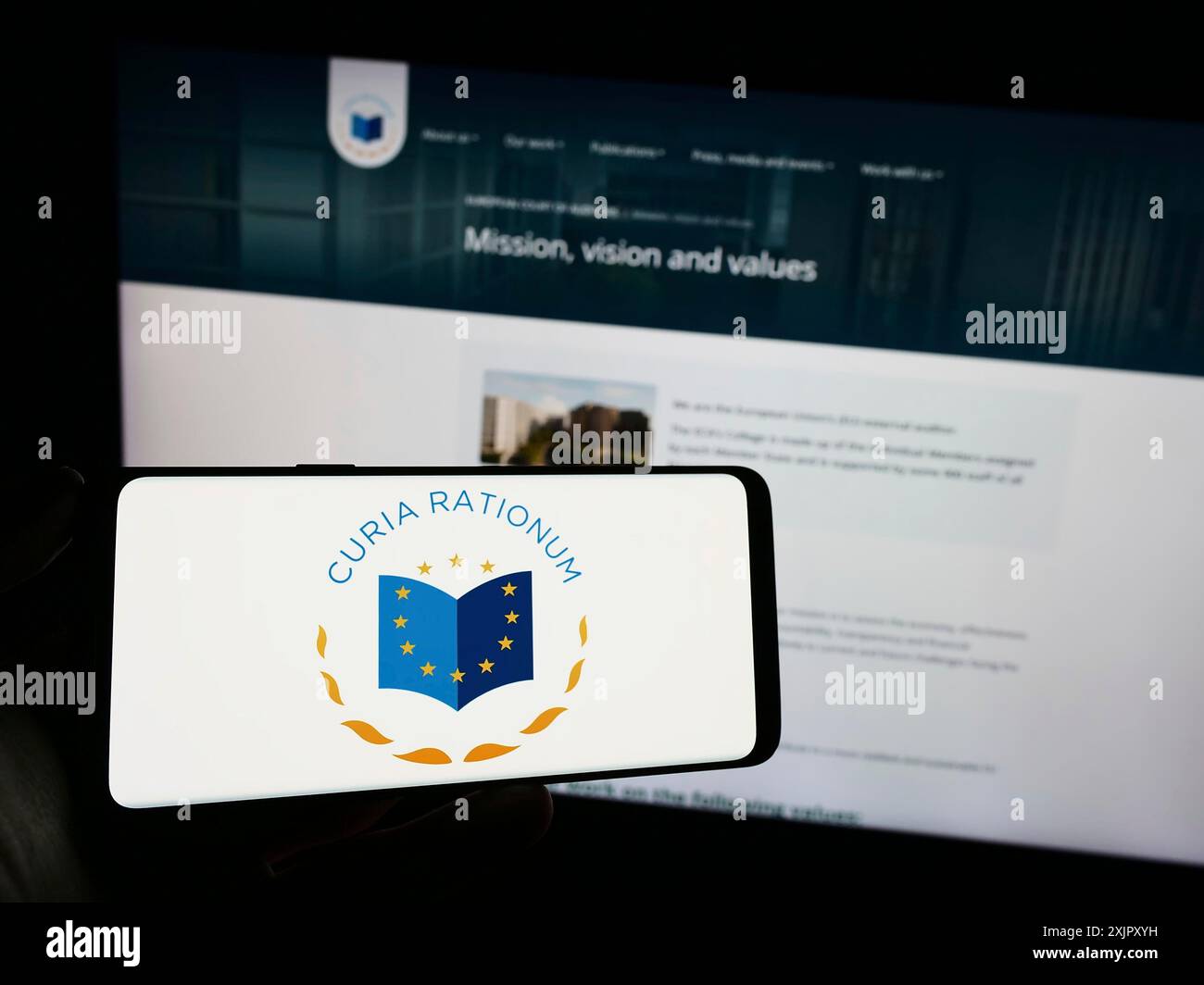 Stoccarda, Germania, 10-16-2023: Persona che detiene il cellulare con il logo dell’istituzione dell’UE Corte dei conti europea (ECA) davanti alla pagina web. Concentrati su Foto Stock