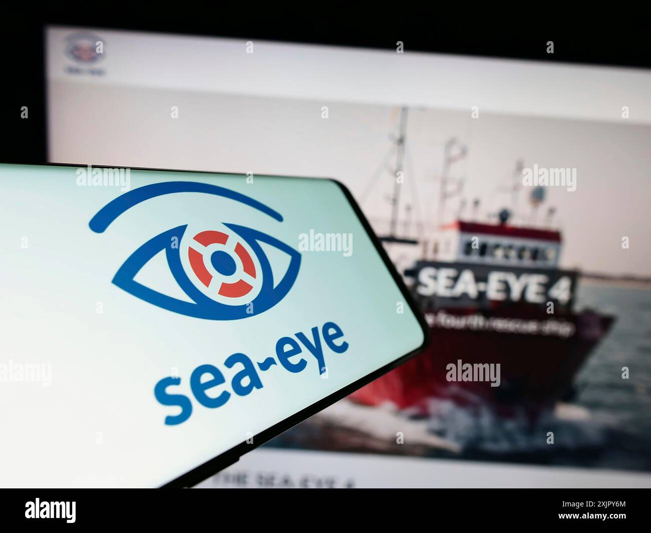 Stoccarda, Germania, 10-27-2023: Smartphone con logo dell'associazione tedesca Sea-Eye e.V. di fronte al sito web. Concentrati al centro-destra di Foto Stock