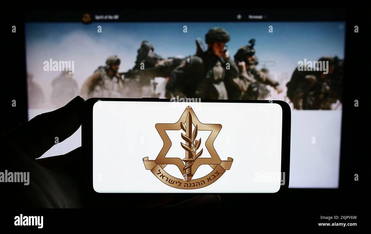 Stoccarda, Germania, 10-27-2023: Persona con smartphone con logo delle forze di difesa israeliane (IDF) militari nazionali davanti al sito web. Concentrati su Foto Stock