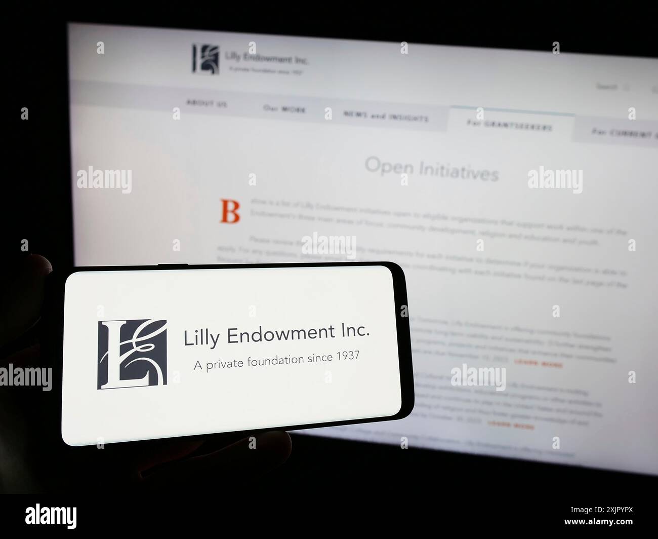Stuttgart, Germania, 11-02-2023: Persona con smartphone con logo della fondazione statunitense Lilly Endowment Inc. Davanti al sito Web. Mettere a fuoco il display del telefono Foto Stock
