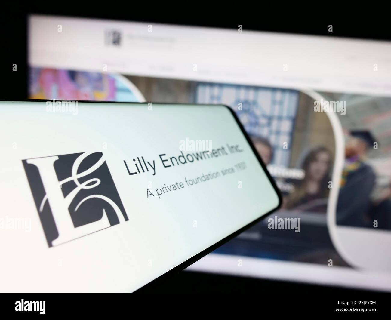 Stuttgart, Germania, 11-02-2023: Cellulare con logo della fondazione statunitense Lilly Endowment Inc. Davanti al sito web. Mettere a fuoco la parte centrale sinistra del display del telefono Foto Stock