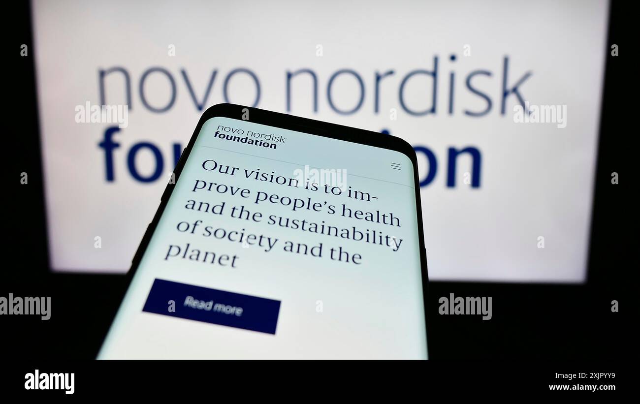 Stoccarda, Germania, 11-02-2023: Telefono cellulare con sito web dell'organizzazione danese Novo Nordisk Foundation davanti al logo. Concentrati sulla parte superiore sinistra del telefono Foto Stock