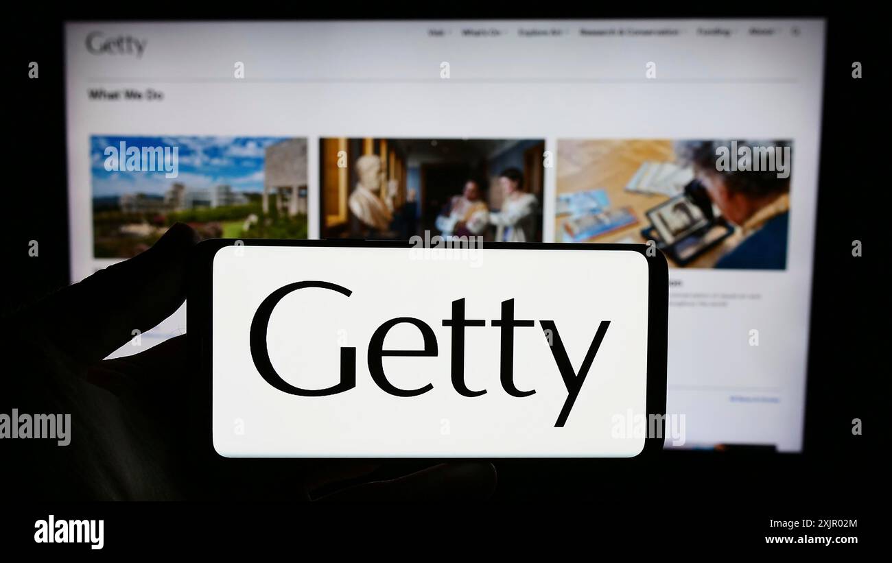 Stuttgart, Germania, 11-03-2023: Persona con smartphone con logo della fondazione artistica statunitense J. Paul Getty Trust davanti al sito web. Concentrati sul telefono Foto Stock