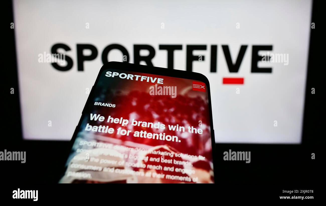 Stoccarda, Germania, 11-03-2023: Smartphone con sito web della società internazionale di marketing sportivo Sportfive davanti al logo aziendale. Concentrati su Foto Stock