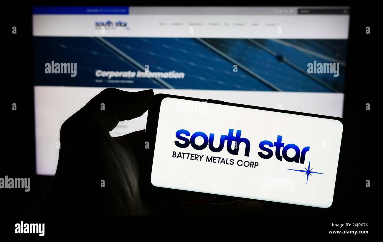 Stoccarda, Germania, 11-06-2023: Persona che detiene un telefono cellulare con il logo della società canadese South Star Battery Metals Corp. Davanti al business web Foto Stock