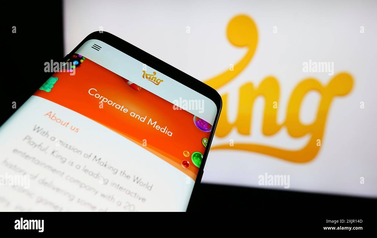 Stoccarda, Germania, 11-14-2023: Telefono cellulare con sito web della società svedese di sviluppo di videogiochi King.com Limited davanti al logo. Concentrati su Foto Stock