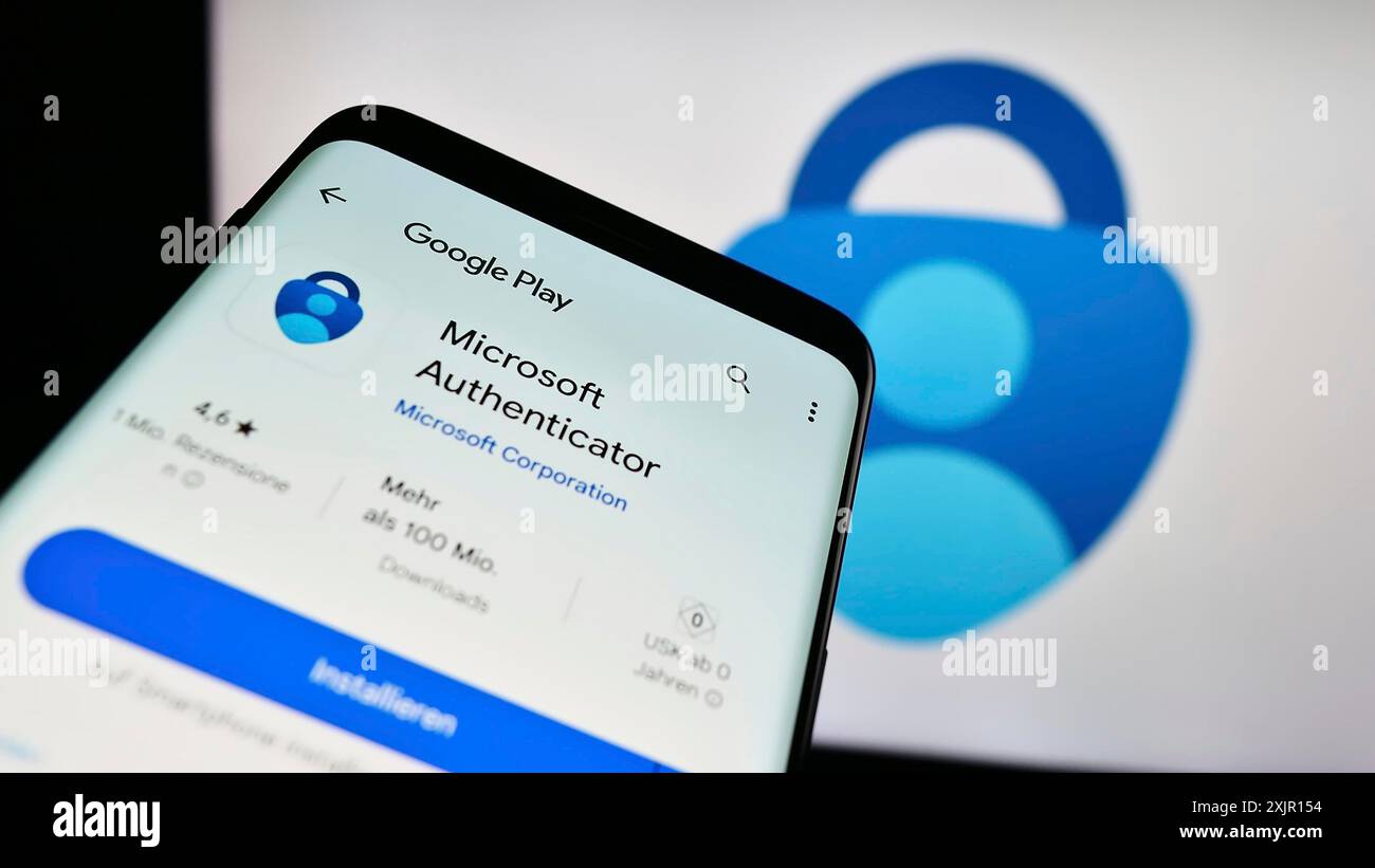 Stoccarda, Germania, 11-14-2023: Telefono cellulare con sito web dell'app di autenticazione Microsoft Authenticator davanti al logo dell'azienda. Concentrati in alto a sinistra Foto Stock