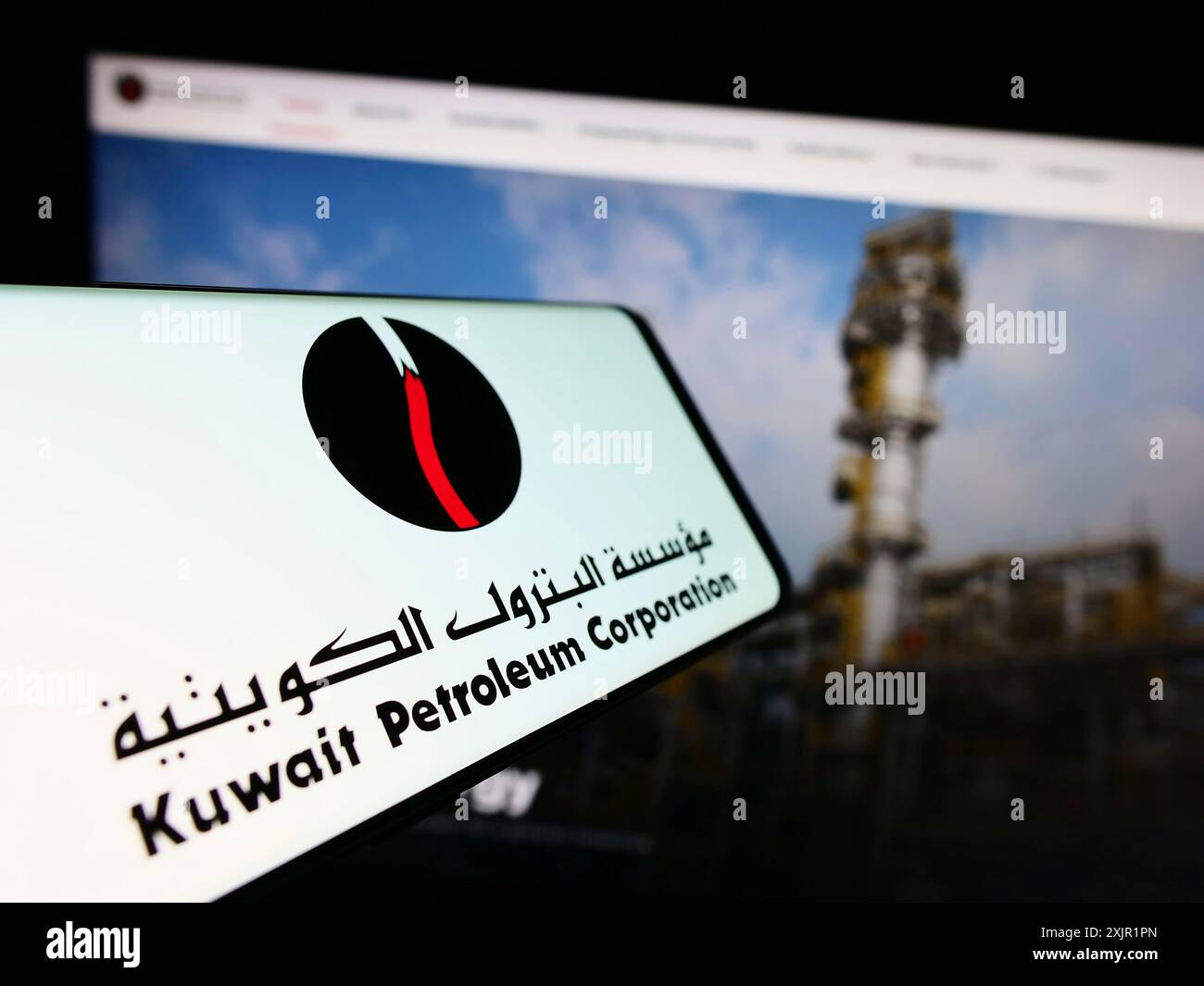 Stoccarda, Germania, 11-23-2023: Cellulare con logo della società petrolifera kuwaitiana Kuwait Petroleum Corporation (KPC) davanti al sito web. Concentrati su Foto Stock