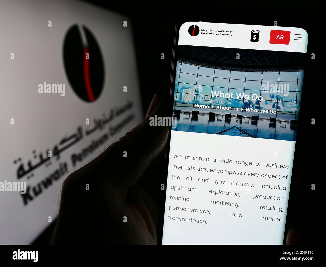 Stoccarda, Germania, 23-11-2023: Persona che possiede uno smartphone con pagina web della società petrolifera kuwaitiana Kuwait Petroleum Corporation (KPC) con logo. Concentrati su Foto Stock