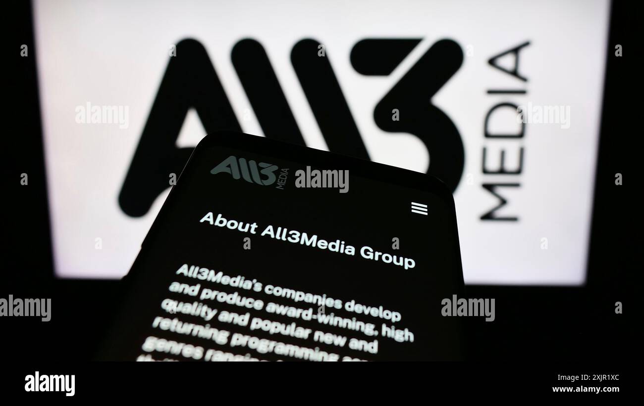 Stoccarda, Germania, 11-27-2023: Smartphone con sito web della società di produzione televisiva britannica All3Media Limited davanti al logo aziendale. Concentrati Foto Stock