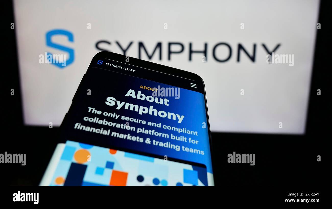 Stoccarda, Germania, 12-07-2023: Telefono cellulare con sito web della società di messaggistica statunitense Symphony Communication Services LLC davanti al logo. Concentrati su Foto Stock