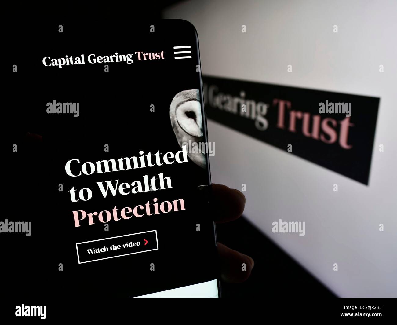 Stoccarda, Germania, 12-06-2023: Persona che detiene il cellulare con pagina web della società di investimento britannica Capital Gearing Trust plc (CGT) con logo. Concentrati Foto Stock