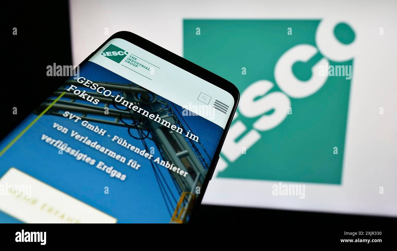 Stoccarda, Germania, 12-14-2023: Telefono cellulare con sito web della società tedesca di ingegneria di processo GESCO se davanti al logo aziendale. Concentrati in alto a sinistra Foto Stock