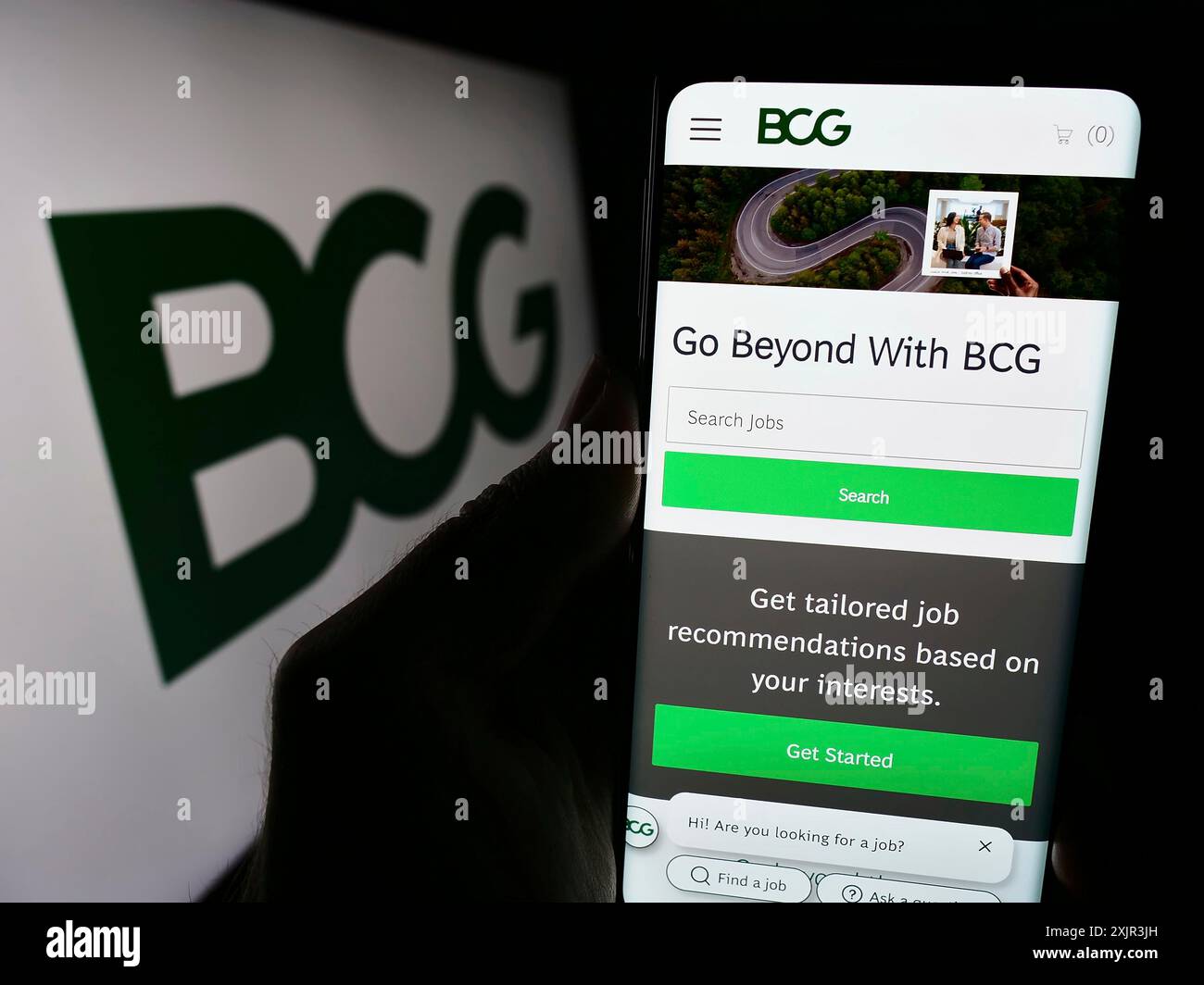 Stoccarda, Germania, 12-20-2023: Persona che detiene il cellulare con il sito web della società statunitense Boston Consulting Group Inc. (BCG) davanti al logo. Concentrati su Foto Stock