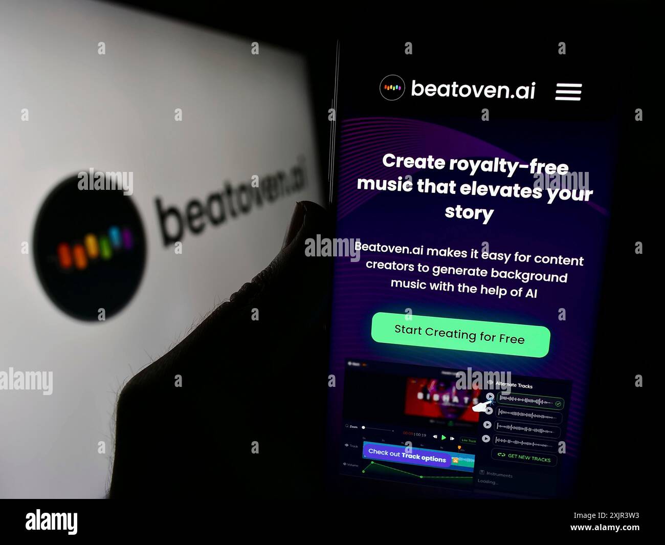 Stoccarda, Germania, 12-23-2023: Persona che detiene il cellulare con pagina web della società di intelligenza artificiale Beatoven Private Limited con logo. Concentrati su Foto Stock