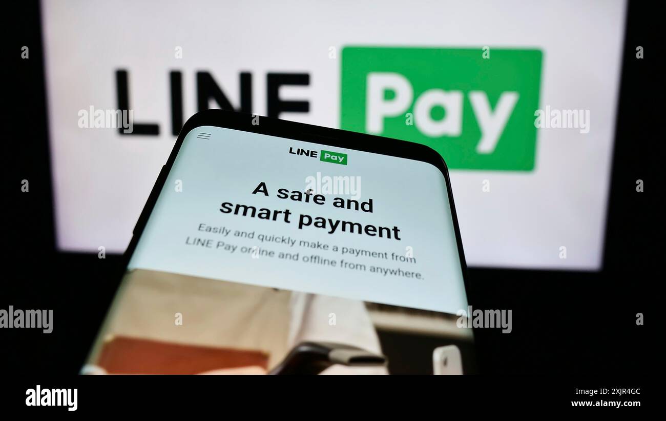Stoccarda, Germania, 02-11-2024: Smartphone con sito web della società thailandese DI pagamento LINE pay davanti al logo aziendale. Concentrati sulla parte superiore sinistra del telefono Foto Stock