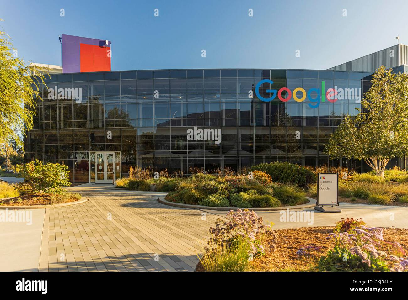 Scena esterna al Googleplex, il complesso della sede centrale di Google e della sua società madre, Alphabet Inc., a Mountain View Foto Stock