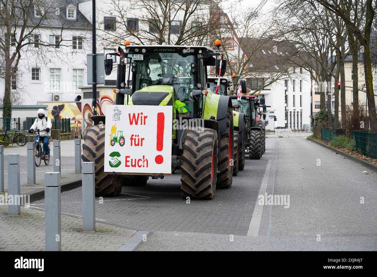 Protesta degli agricoltori, denuncia il piano governativo per l'abolizione delle esenzioni fiscali per veicoli e diesel agricoli, dimostrazione con i trattori nella città di Foto Stock