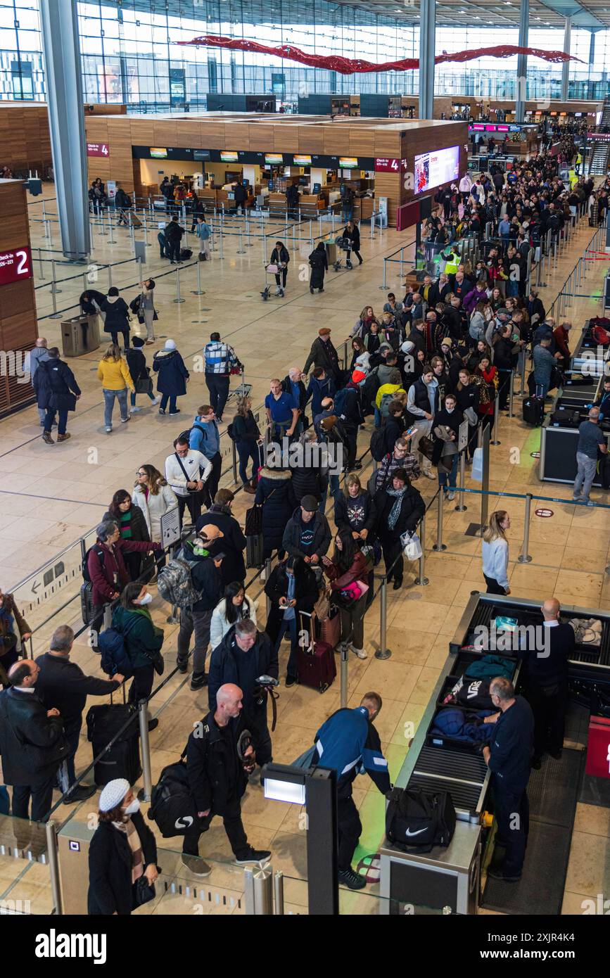 L'aeroporto BER non riesce ancora a controllare il tempo di attesa al controllo di sicurezza Foto Stock