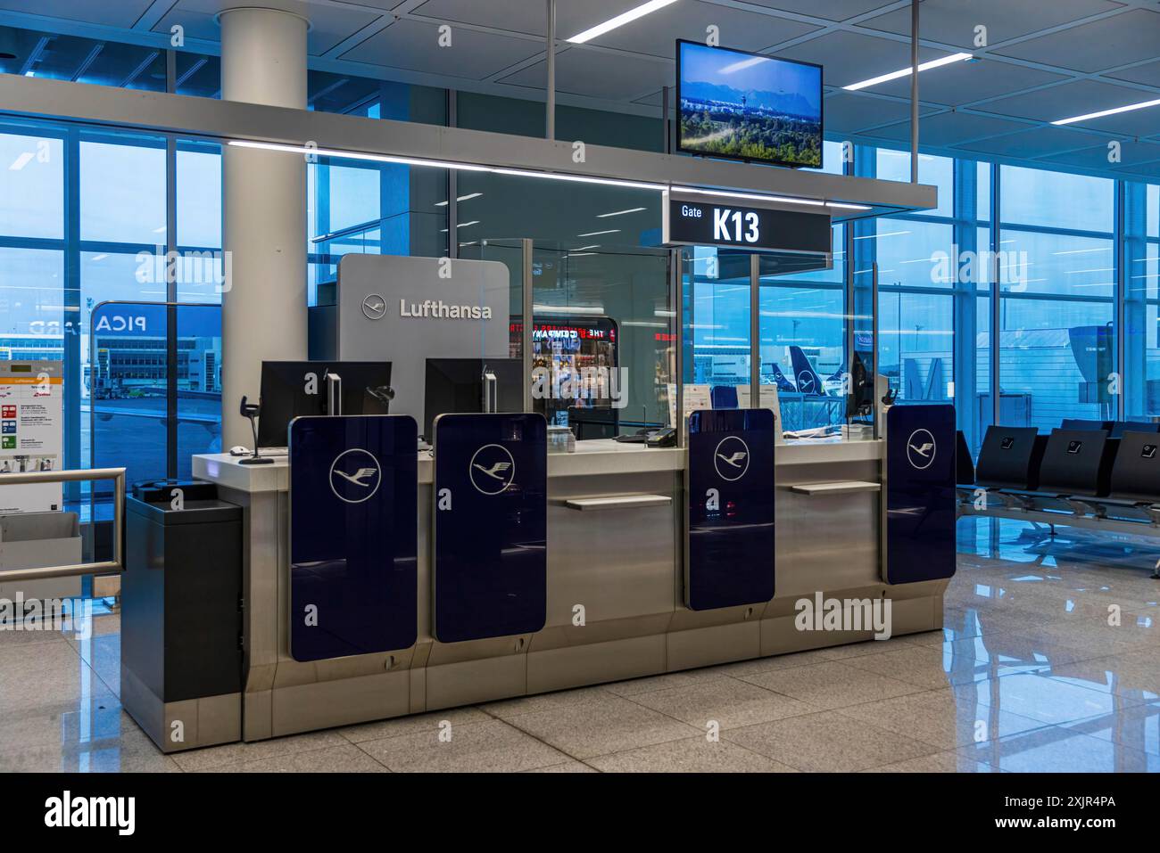 Cancello d'imbarco abbandonato di Lufthansa all'aeroporto di Monaco Foto Stock