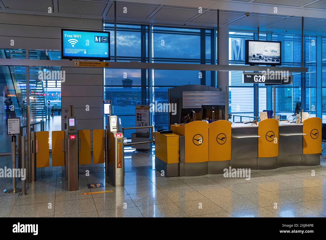Cancello d'imbarco abbandonato di Lufthansa all'aeroporto di Monaco Foto Stock