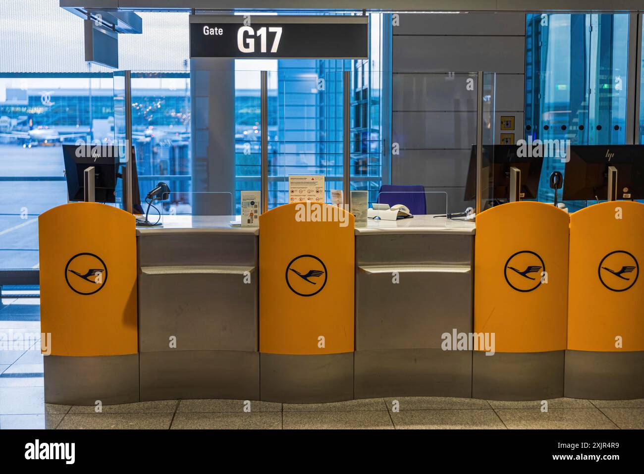 Cancello d'imbarco abbandonato di Lufthansa all'aeroporto di Monaco Foto Stock