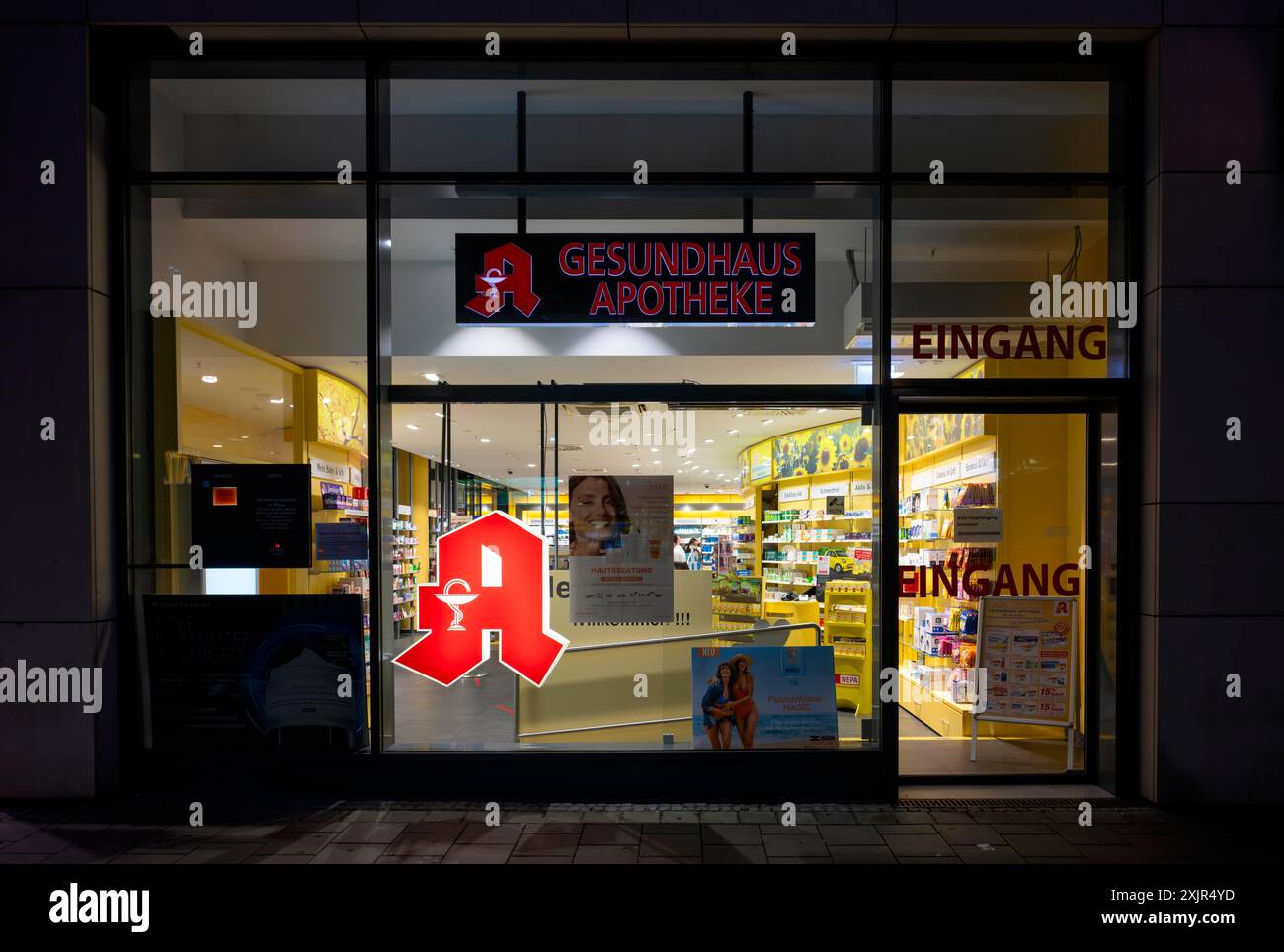 Vetrina, esposizione, Gesundhaus Apotheke im Milaneo, logo, Stoccarda, Baden-Wuerttemberg, Germania Foto Stock