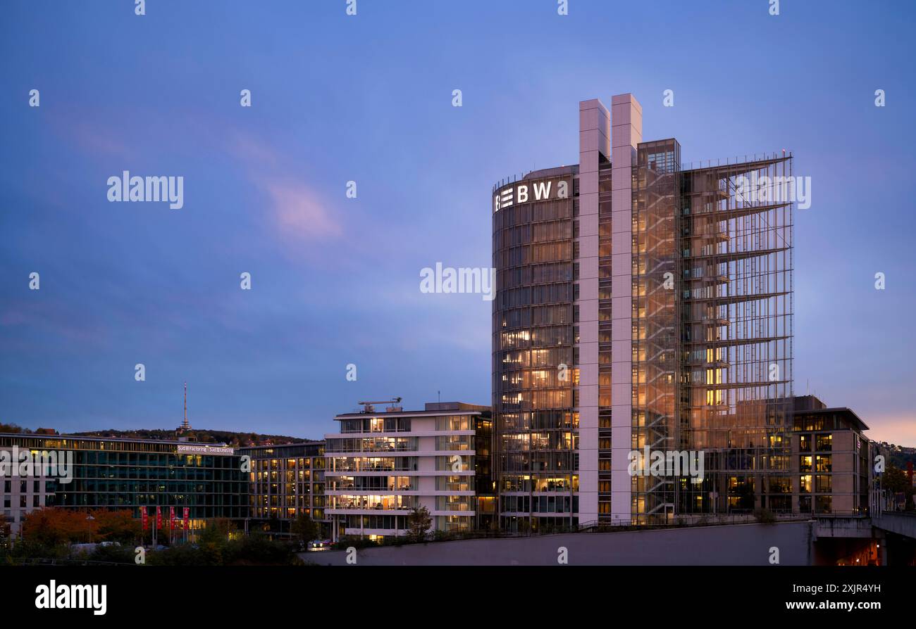 Edificio amministrativo Landesbank Baden-Wuerttemberg, vetro bianco con montaggio puntuale in vetro, logo, torre delle telecomunicazioni, ora blu Foto Stock