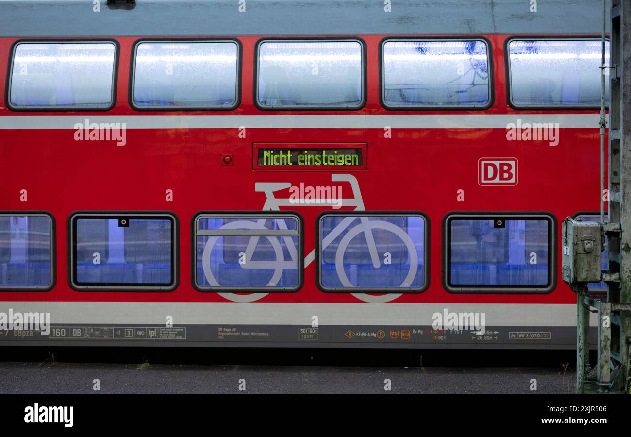 Pullman a due piani, pullman a due piani, corriere espresso regionale con pittogramma della bicicletta, NON SALIRE, in attesa sul binario, pista, rosso, logo DB Deutsche Foto Stock