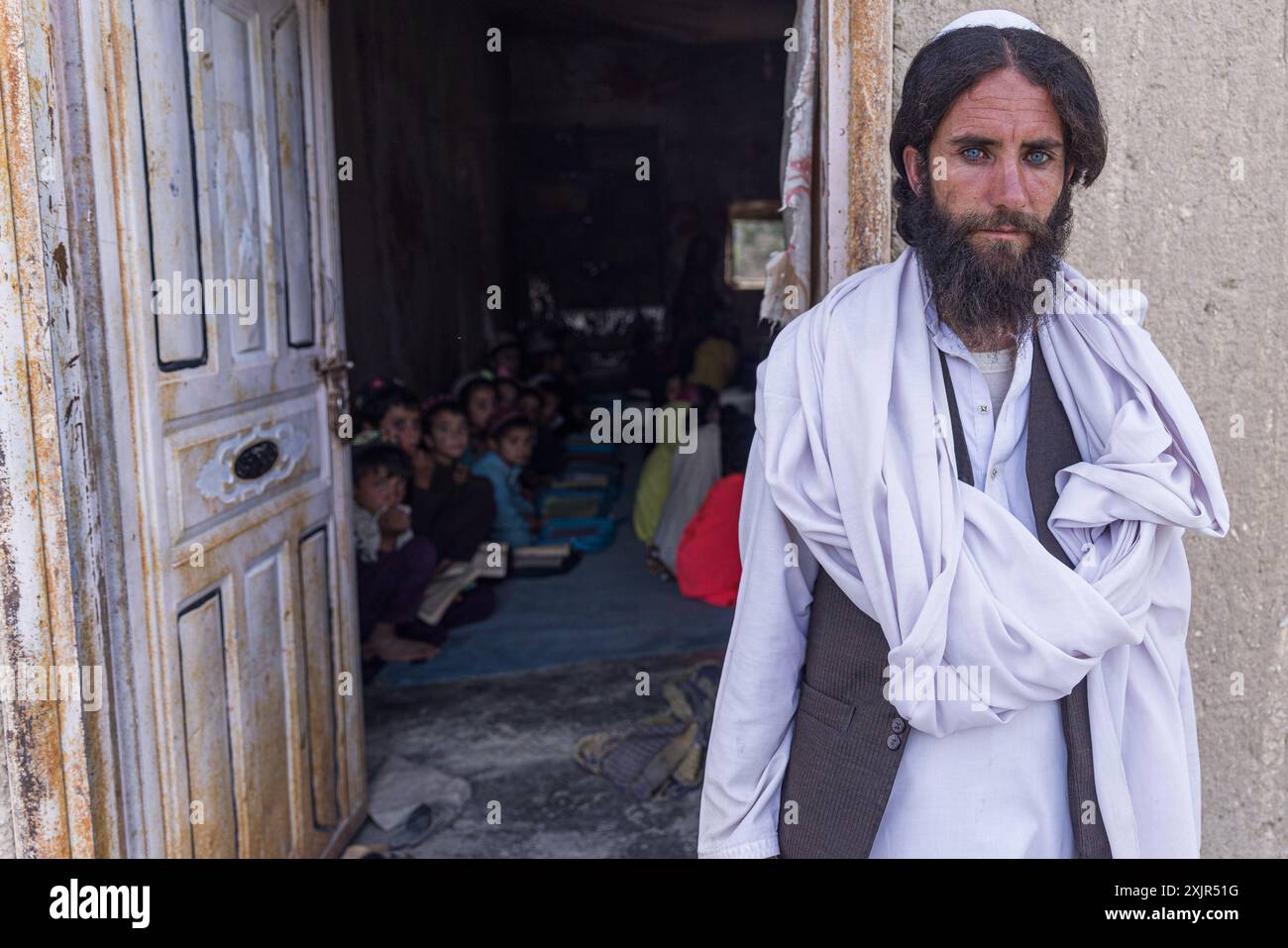 Uno degli insegnanti religiosi che è costretto ad insegnare nelle scuole TTP per paura della sua vita, molte persone nella provincia di Khost e Paktika sono costrette a coop Foto Stock