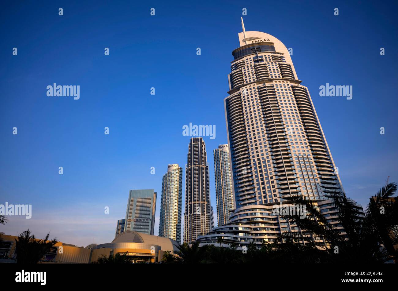 Hotel The Address Downtown, grattacieli, edifici alti, quartiere finanziario, Logo EMAAR, centro di Dubai, luce serale, Emirati Arabi Uniti Foto Stock
