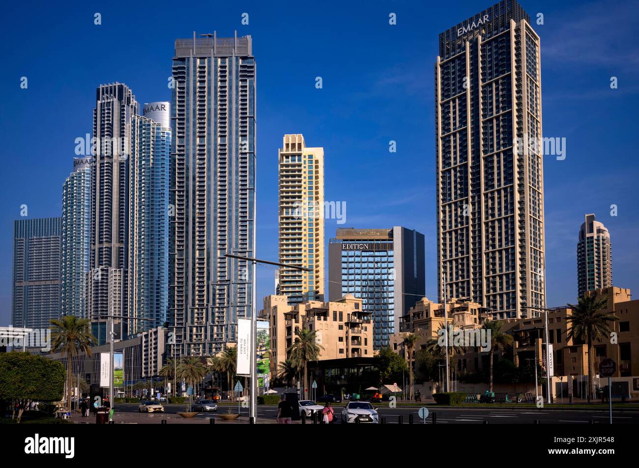Grattacieli, grattacieli, quartiere finanziario, Logo EMAAR, centro città, Dubai, luce serale, Emirati Arabi Uniti, VAR Foto Stock