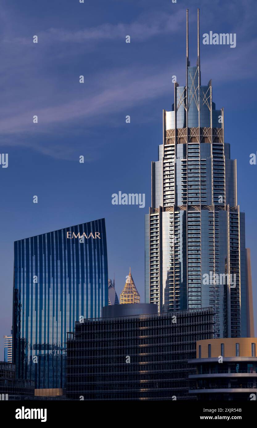 Dubai Address Boulevard Tower, grattacieli, edifici alti, quartiere finanziario, Logo EMAAR, centro città, Dubai, luce serale, United Arab Foto Stock