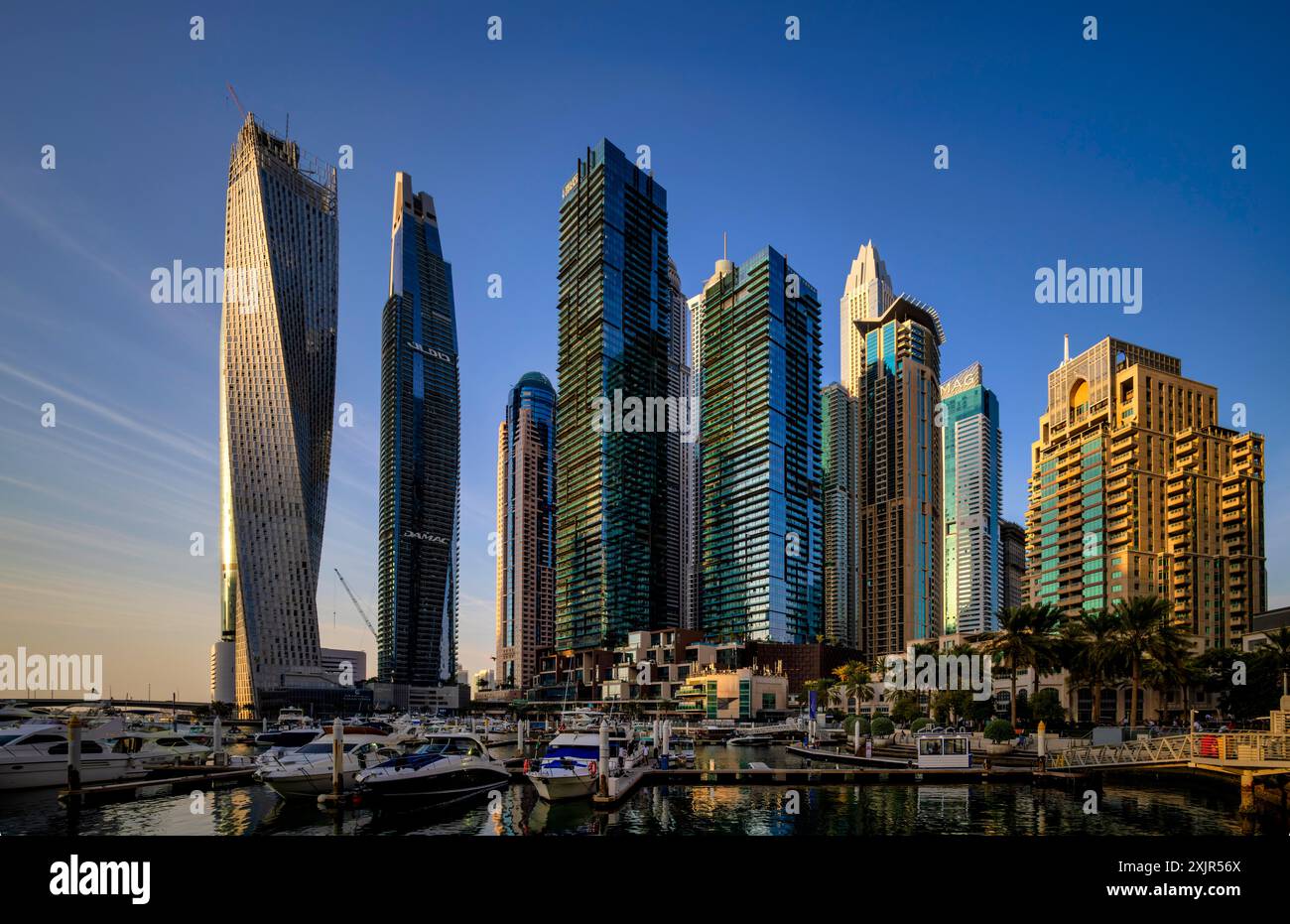 Porticciolo, Skyline, Cayan Tower, DAMAC Heights, Logo, Dubai Marina, luce serale, Dubai, Emirati Arabi Uniti, VAR Foto Stock