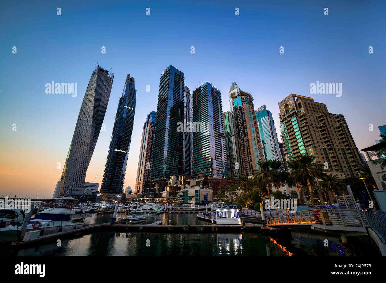 Porticciolo, Skyline, Cayan Tower, DAMAC Heights, Logo, Dubai Marina, luce serale, Dubai, Emirati Arabi Uniti, VAR Foto Stock