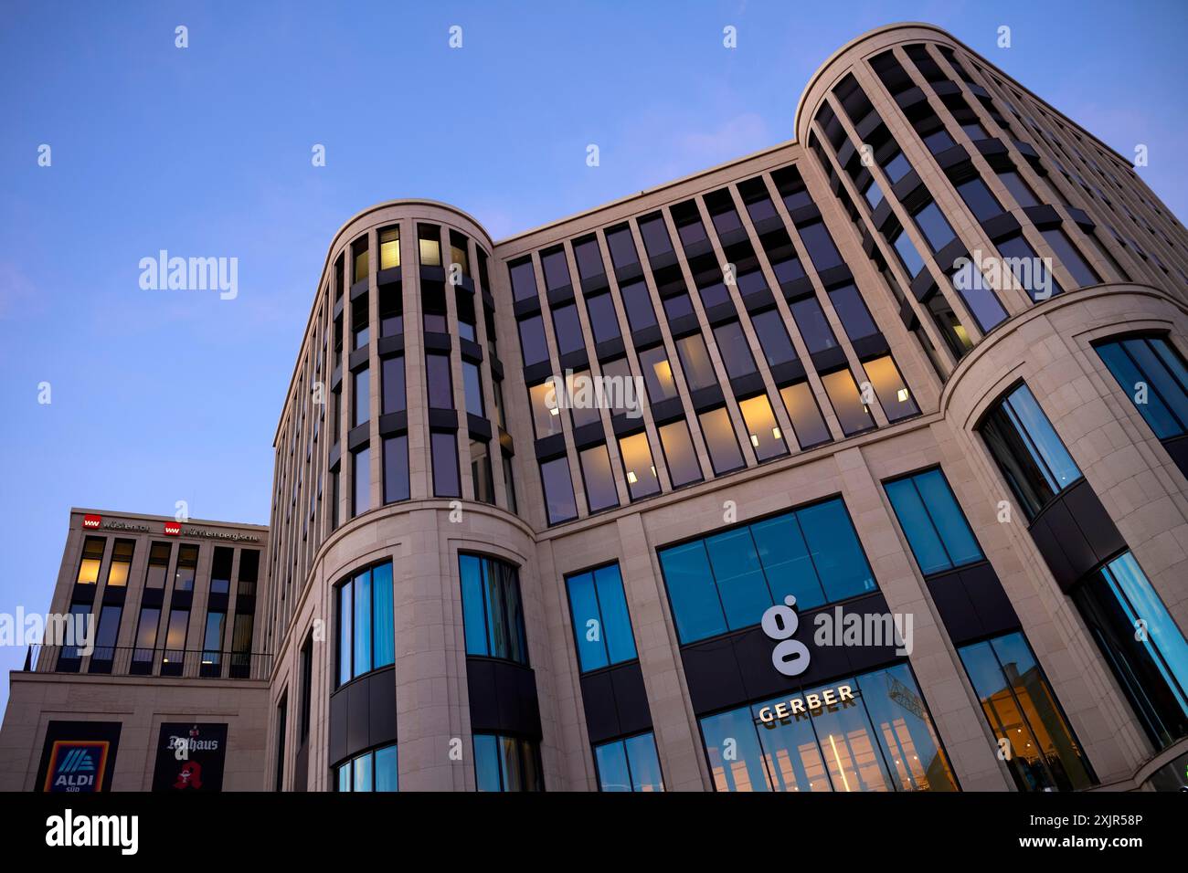 Immagine esterna del centro commerciale Das Gerber, logo, Rothaus, Aldi Sued, Blue Hour, Stoccarda, Baden-Wuerttemberg, Germania Foto Stock
