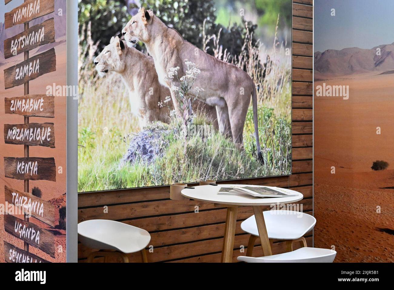 Stand espositivo destinazioni safari Namibia, Botswana, Zambia, Kenya, Tanzania Foto Stock