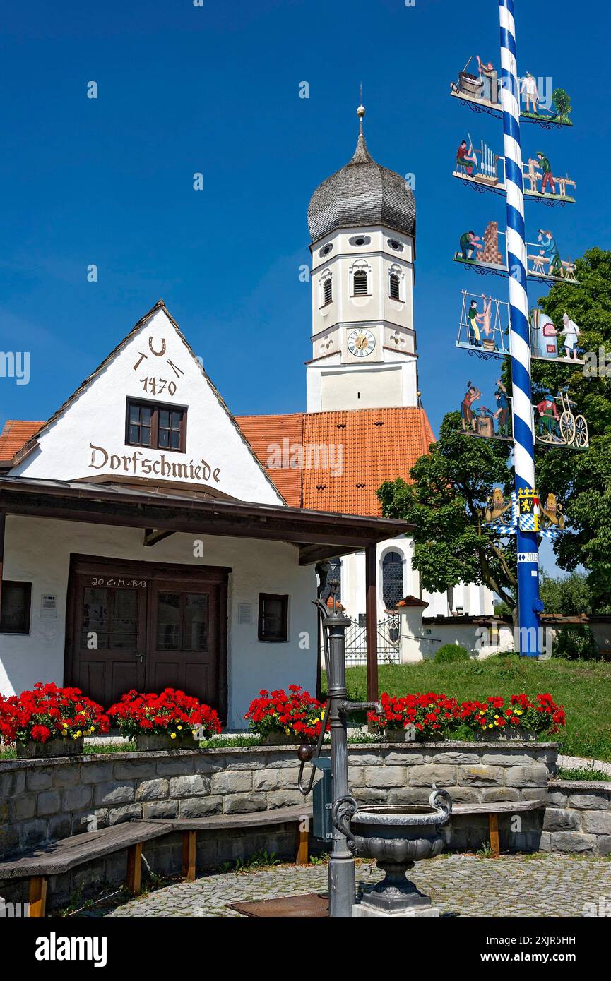 Antica fucina, antica fucina storica del villaggio, chiesa parrocchiale di San Vito, palo di Erling, Andechs, alta Baviera, Baviera, Germania Foto Stock