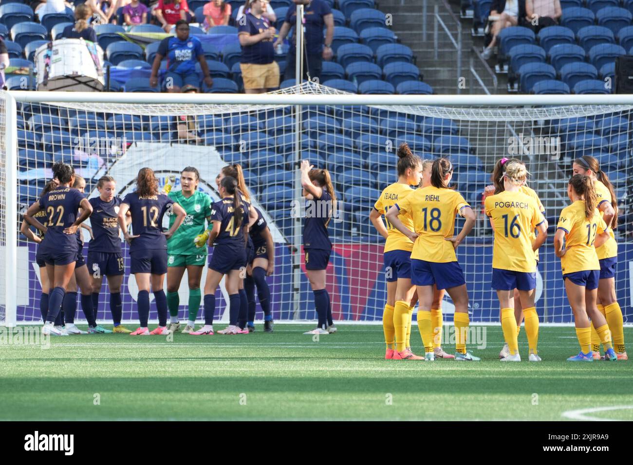 Seattle, Stati Uniti. 19 luglio 2024. Utah Royals e Seattle Reign FC discutono di strategia durante un'interruzione in gioco in una partita della NWSL x LIGA MX Femenil Summer Cup al Lumen Field di Seattle, Washington, il 19 luglio 2024. (Foto di Nate Koppelman/Sipa USA) credito: SIPA USA/Alamy Live News Foto Stock