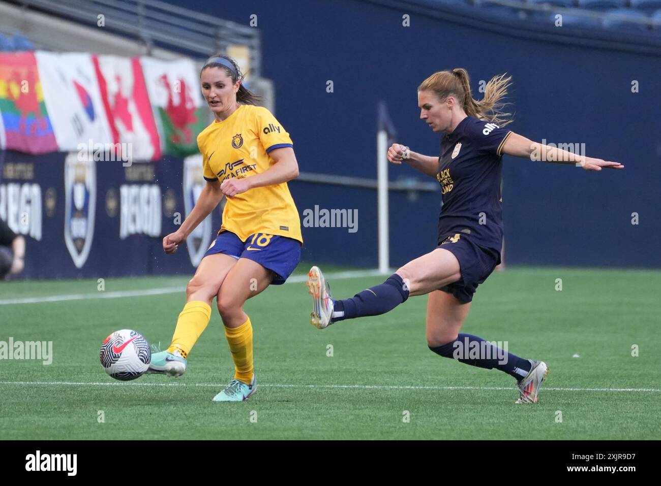 Seattle, Stati Uniti. 19 luglio 2024. Il difensore degli Utah Royals Kaleigh Riehl (18) sgombra la palla contro l'attaccante dei Seattle Reign FC Veronica Latsko (24) in un match NWSL x LIGA MX Femenil Summer Cup al Lumen Field di Seattle, Washington, il 19 luglio 2024. (Foto di Nate Koppelman/Sipa USA) credito: SIPA USA/Alamy Live News Foto Stock