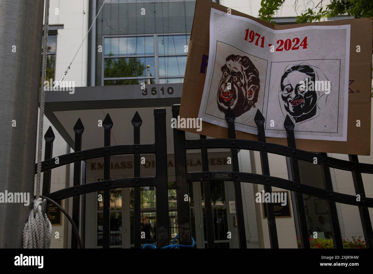 Washington DC, Stati Uniti. 19 luglio 2024. I manifestanti della comunità bengalese hanno mostrato un cartello con una foto di Yahya Khan e Sheikh Hasina di fronte all'ambasciata del Bangladesh a Washington DC, negli Stati Uniti, durante una manifestazione il 19 luglio 2024. Chiedono di smettere di uccidere studenti innocenti che chiedono una riforma del sistema delle quote nei posti di lavoro governativi nel loro paese d'origine. In Bangladesh, più di 100 persone sono morte in proteste in corso in un paio di giorni. (Foto di Aashish Kiphayet/Sipa USA) credito: SIPA USA/Alamy Live News Foto Stock