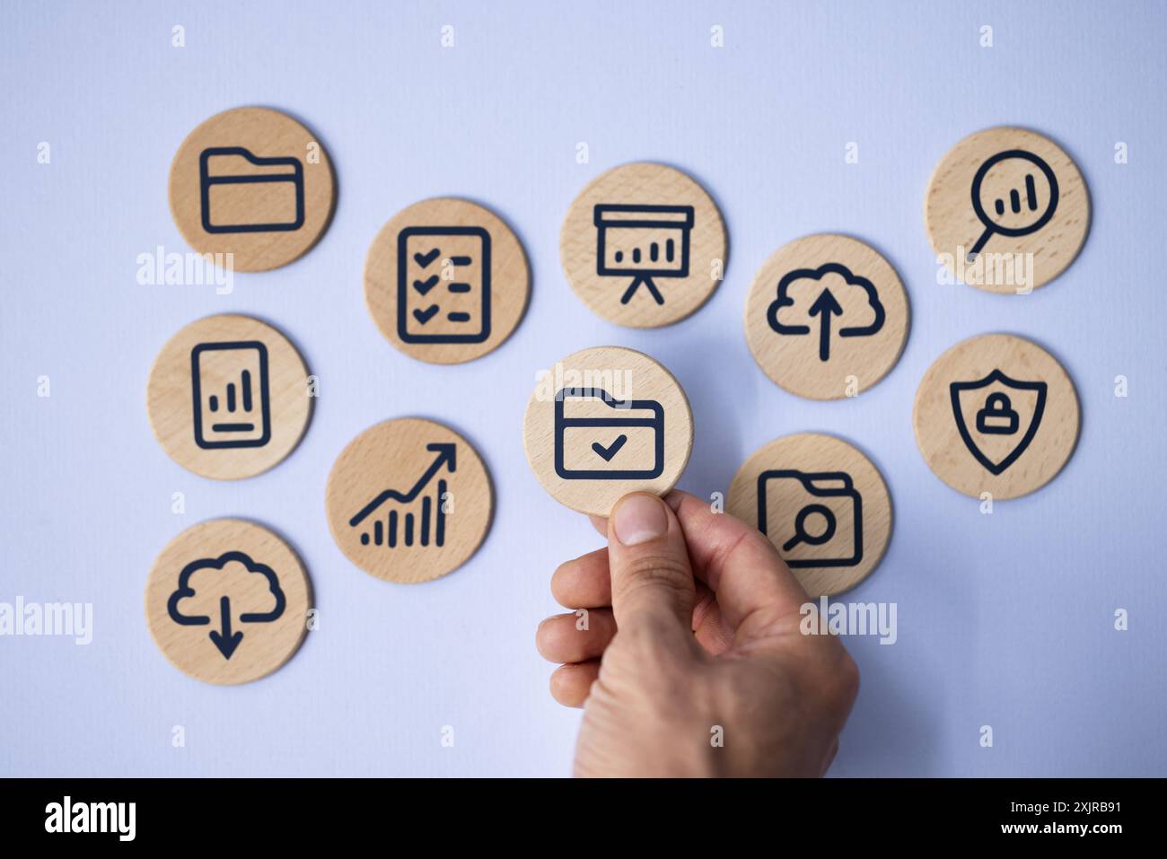 Man Holding Blue Wooden Sign: Business Technology and Digital Marketing Management in the Cyberspace era of Corporate Finance Foto Stock
