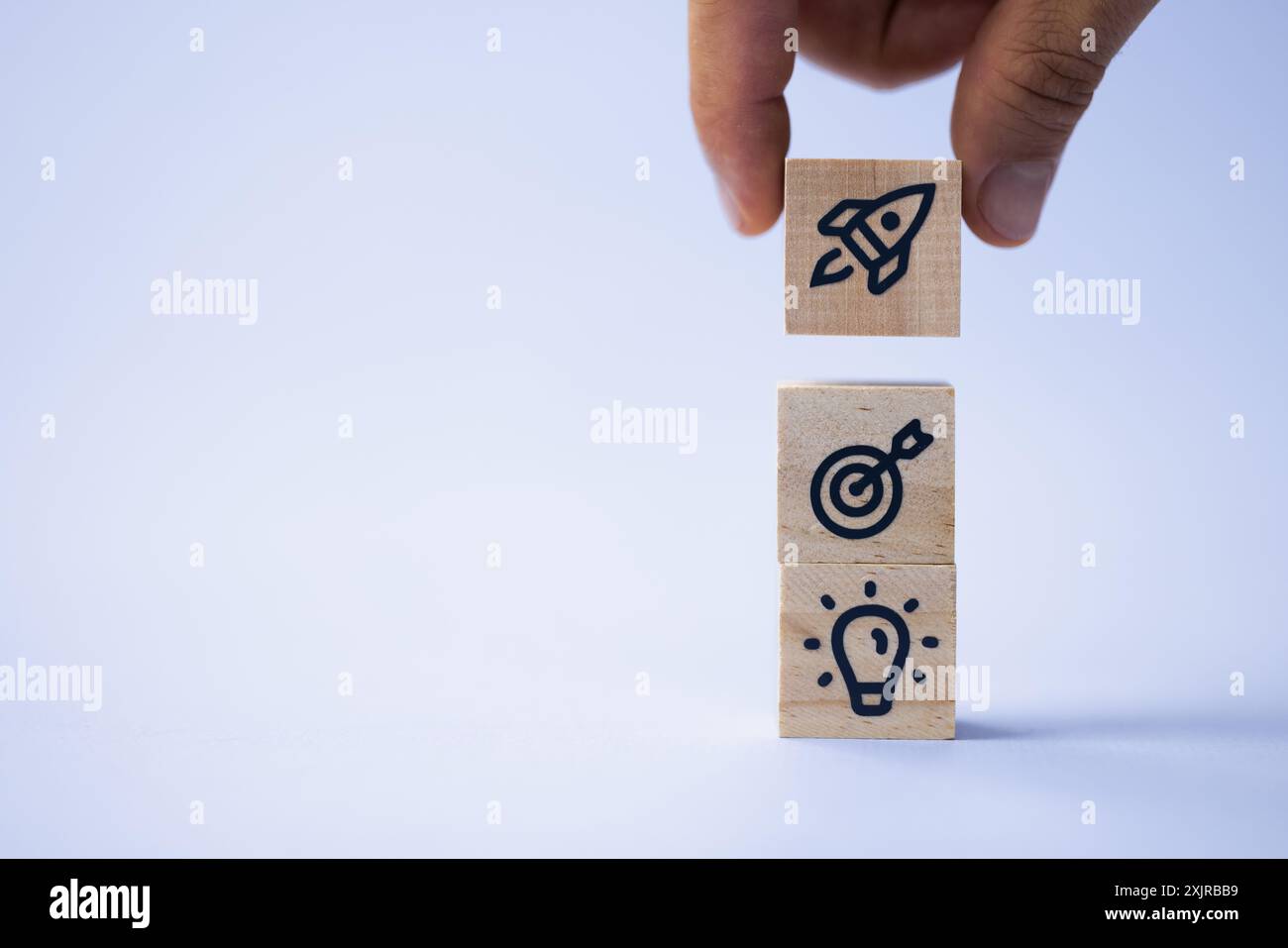 Leadership e innovazione: Una strategia aziendale per il successo nello sviluppo mirato del mercato e nella crescita aziendale utilizzando blocchi di legno Foto Stock