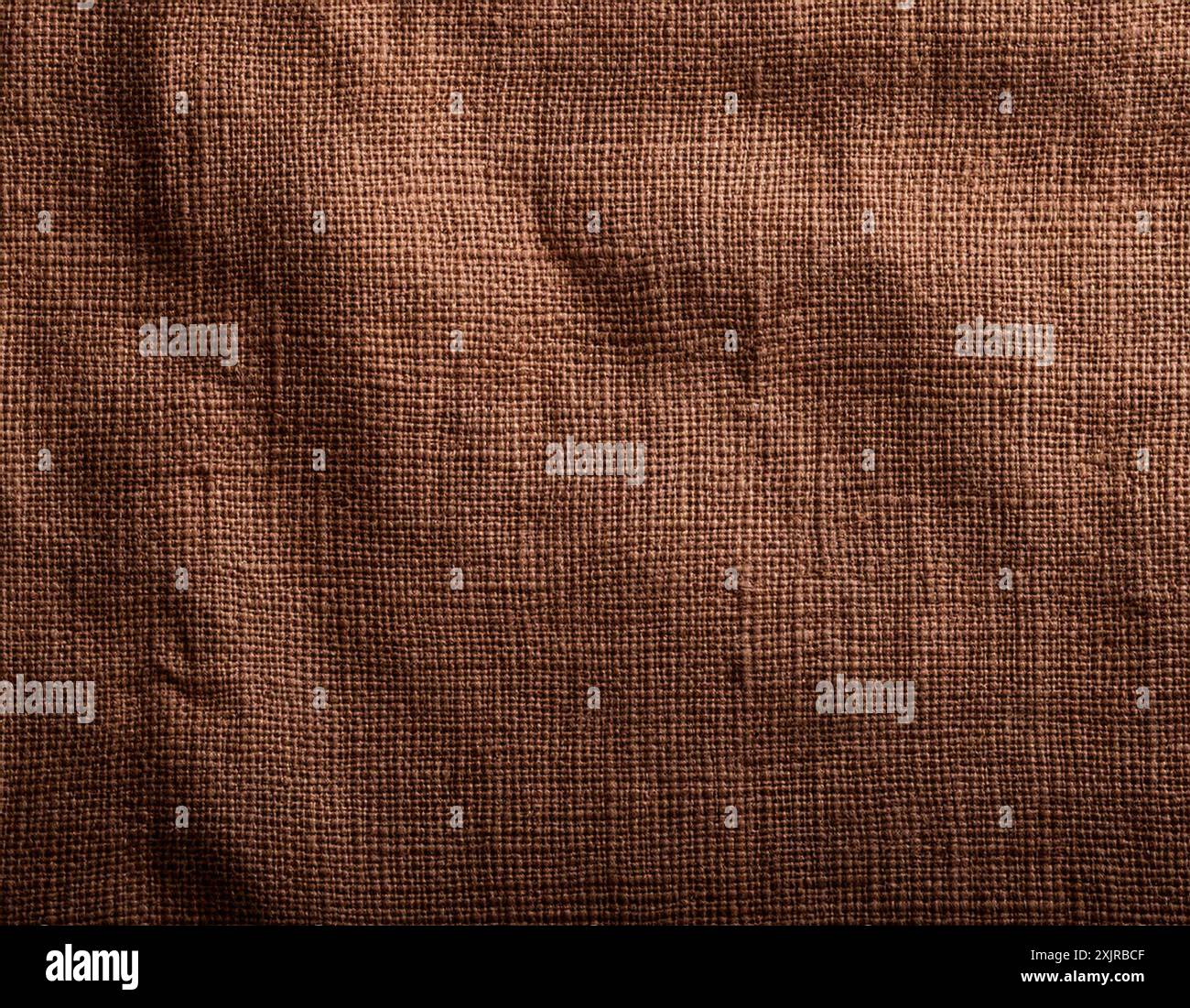 Texture in ricco lino marrone con un aspetto rustico e rustico per un design caldo e avvolgente Foto Stock