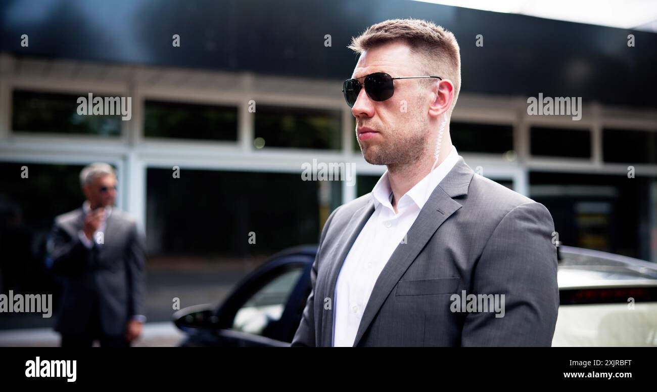 Il sistema Bodyguard aziendale protegge le auto di lusso di fascia alta per VIP Business Executive: Dietro le quinte dei migliori servizi di sicurezza in azione. Foto Stock