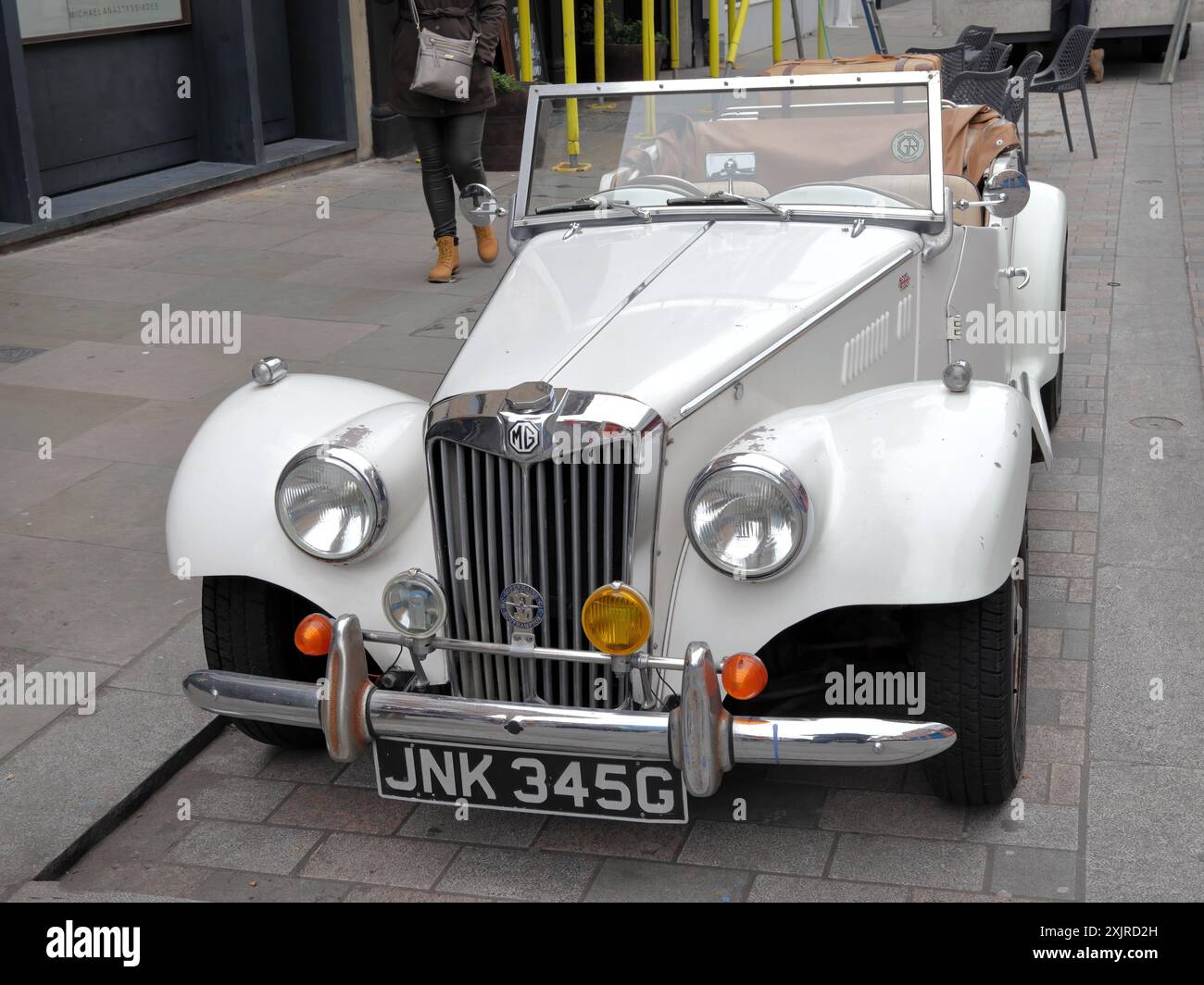 Roadster di tipo Midget MG TF bianca, prodotta da MG tra il 1953 e il 1955 Foto Stock