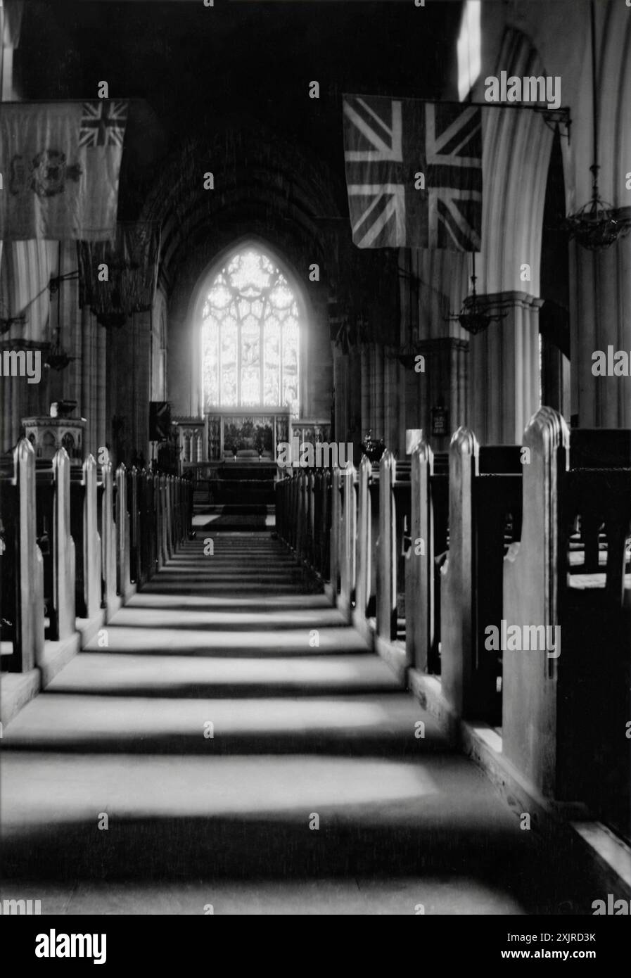 Standard britannici (bandiere) appesi nella Cattedrale di St Canice a Kilkenny City, Irlanda. Fotografato da Ellen o'Connor (1874-1943). Foto Stock