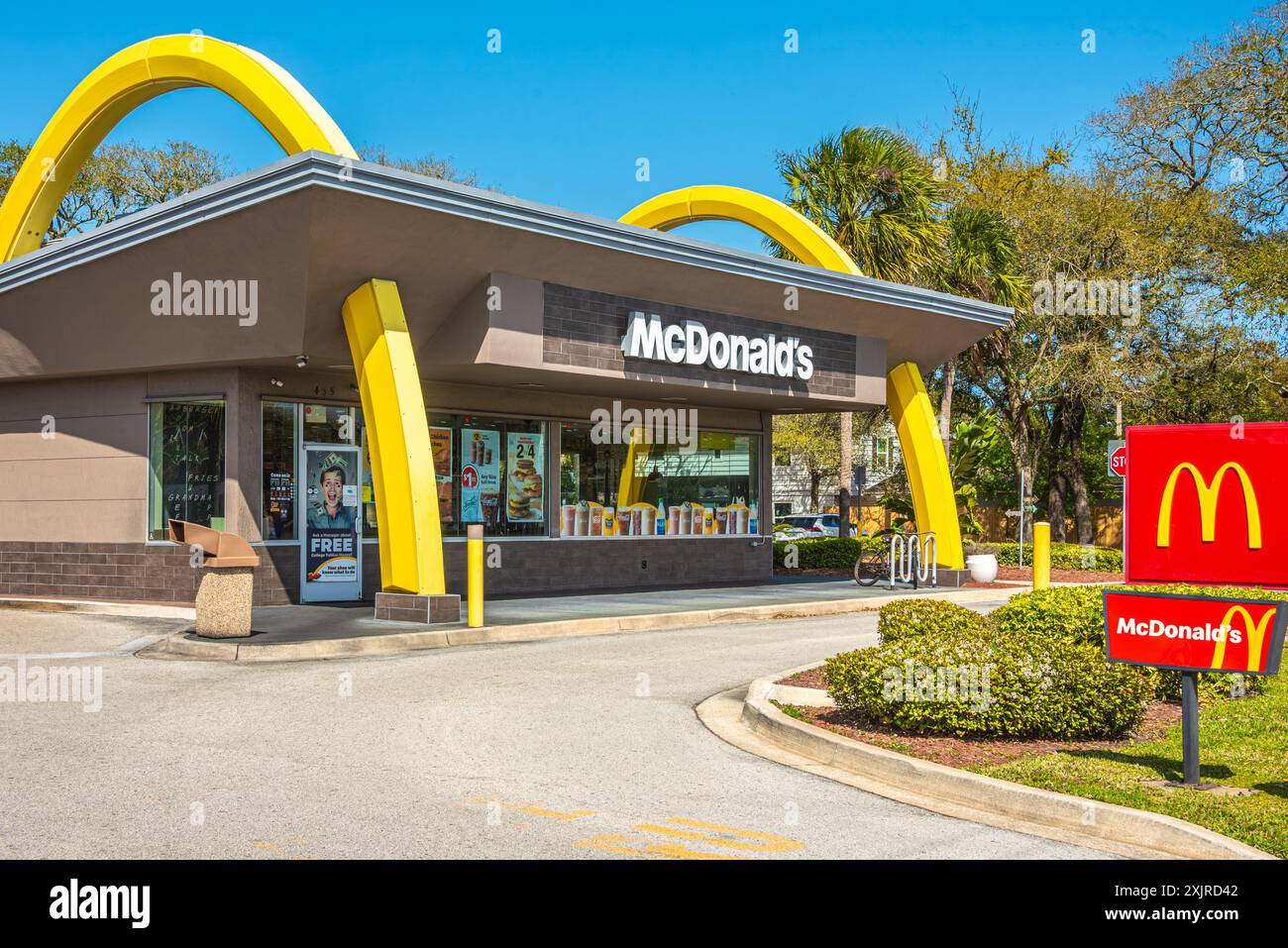 Ristorante fast food in stile retro Googie McDonald's con archi dorati ad Atlantic Beach, Florida. (STATI UNITI) Foto Stock