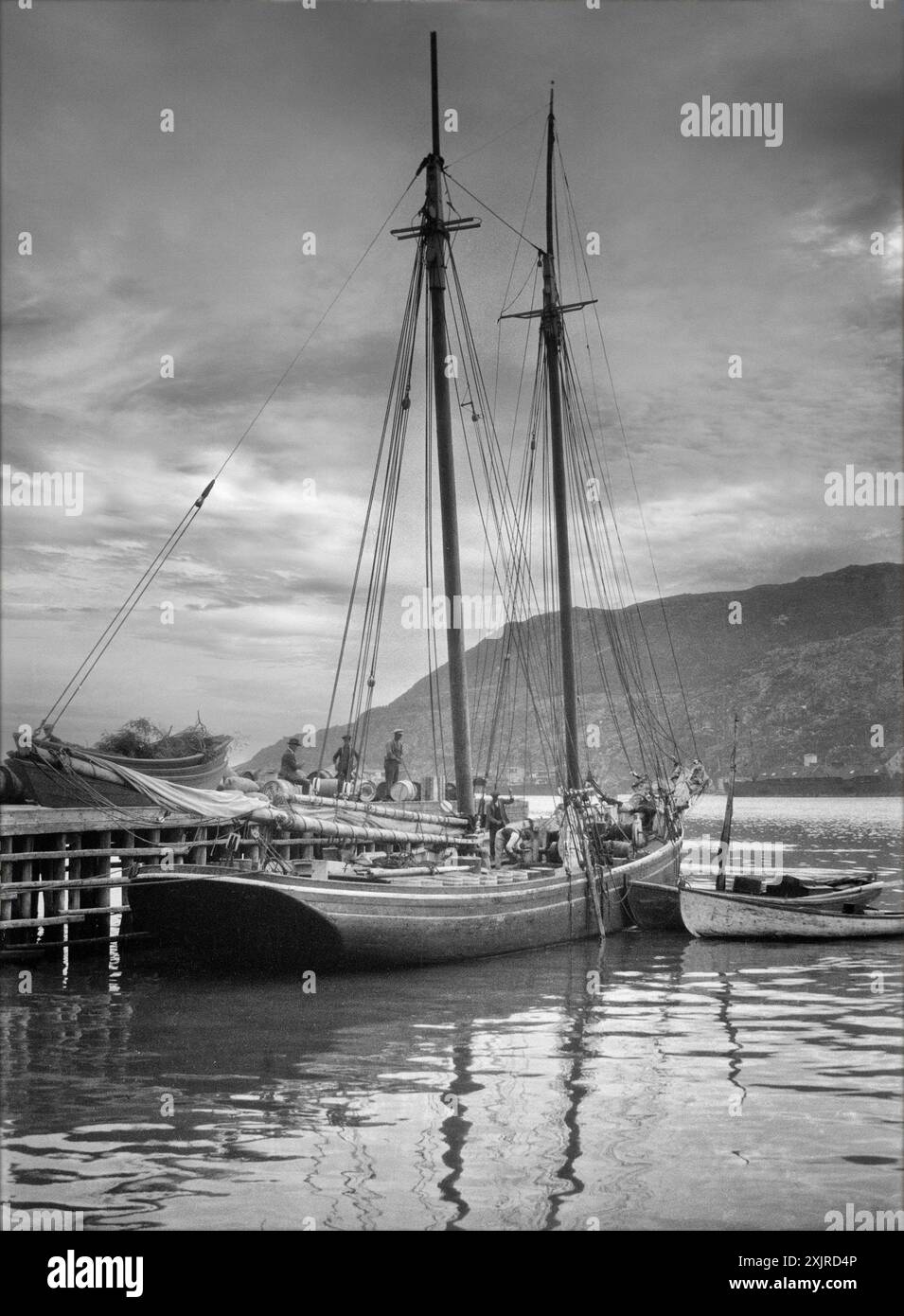 Isolani che caricano iodio dalle banchine delle Isole Aran, Contea di Galway, Irlanda. Fotografata da Ellen o'Connor (1874-1943) nel 1927. Foto Stock